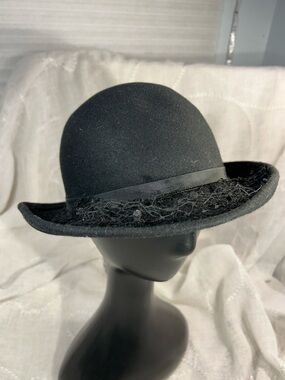 Importina vintage hat with vail detail